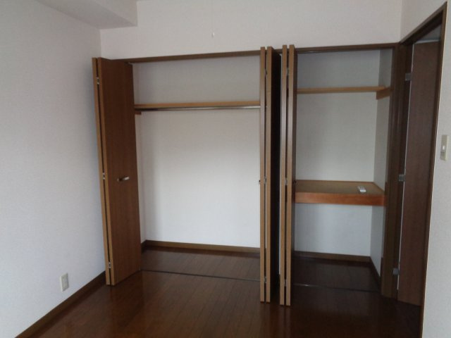 八戸市長根１丁目のアパートの収納