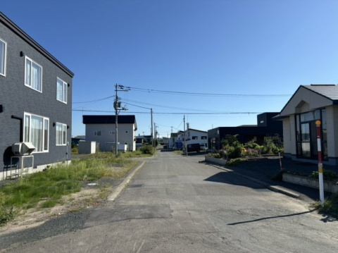 【前面道路含む現地写真】 | 北見市西三輪３丁目７３４番２２　未入居戸建　　　