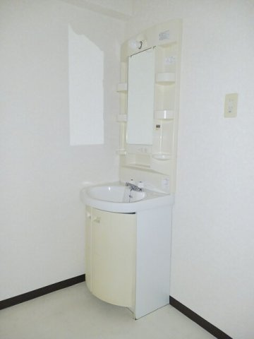 ルミエール伴丈木の洗面所|脱衣スペースもあります