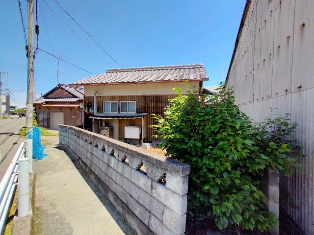 垣生4丁目　売土地の前面道路含む現地写真