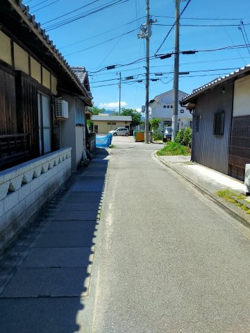 垣生4丁目　売土地の前面道路含む現地写真