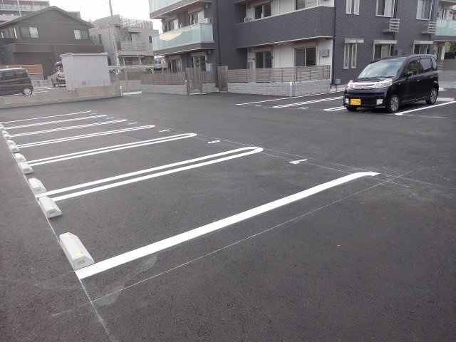 グランセレーナオオクボの駐車場