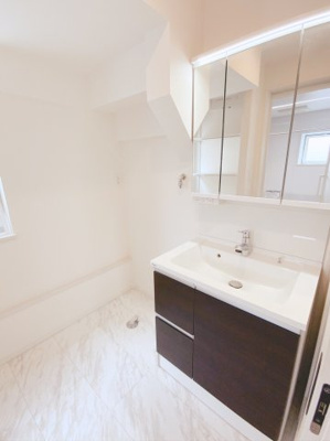 【その他】 | 新築戸建/小岩第2期1区画 | 施工例：Panasonicの3面鏡化粧台でミラー裏はたっぷり収納できます
LED照明を採用、シャワー水栓付き