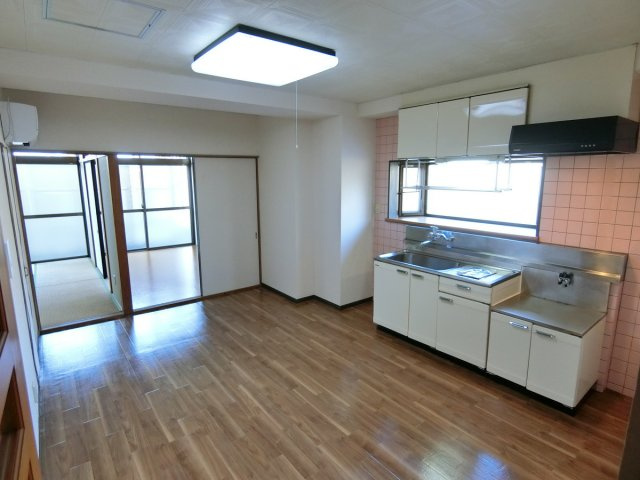 【居間・リビング】 | 裾野市金沢 売一棟マンション ES05717 | 裾野市金沢　ＬＤＫ一例