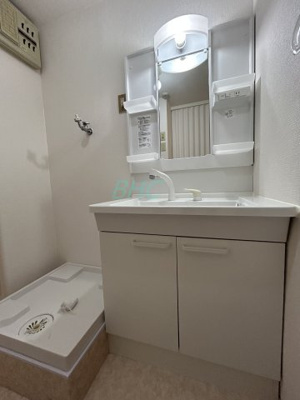 【洗面所】 | ネオコーポ大津湖城が丘 | スキンケア用品やヘアケア用品などをすっきり整理できます