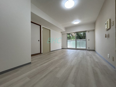 【居間・リビング】 | ネオコーポ大津湖城が丘 | 南側開口部からは陽光が差し込み、室内を明るく照らしてくれます
