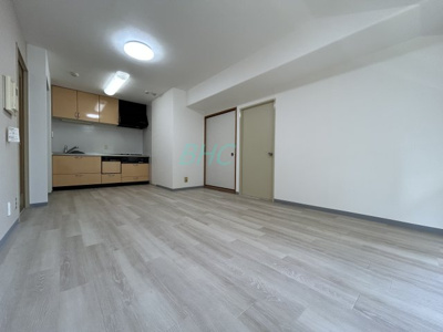 【居間・リビング】 | ネオコーポ大津湖城が丘 | 寛ぎとコミュニケーションを育む居心地のよい場所