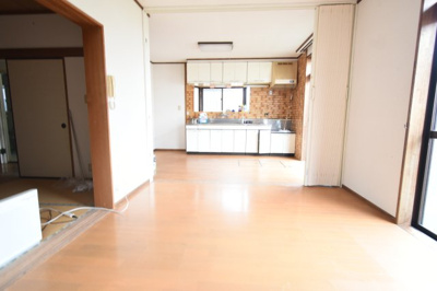 【居間・リビング】 | 錦江台1丁目中古戸建て・事務所付き | 1階LDK12帖（※家具等はAIで消しています。）