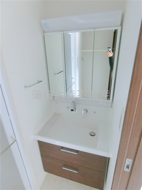 ハーモニーレジデンス蒲田アートヴィラの洗面所|洗面脱衣所　3面鏡の独立洗面台