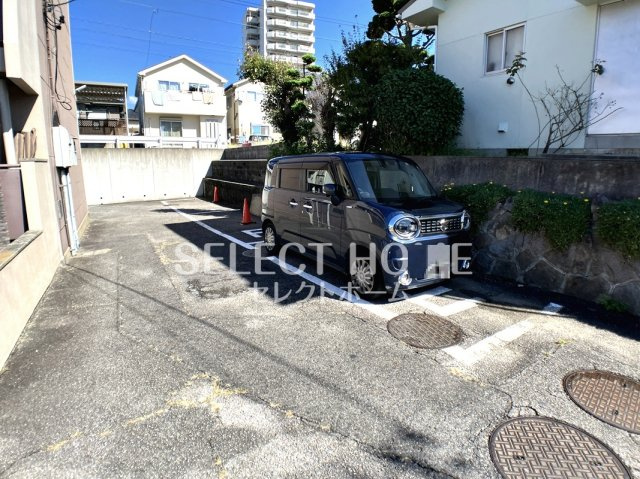 【駐車場】 | 鶴田マンション | 駐車場に車を止められます
