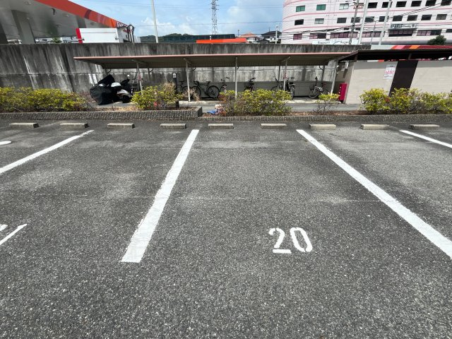 プラチナコート青山の駐車場