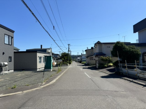 北見市田端町１８番地５７　新築戸建ての前面道路含む現地写真