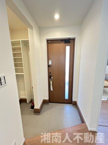 藤沢市石川１丁目２９－７新築戸建の玄関|ゆったりとした玄関です