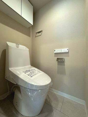 パーク・ハイム府中のトイレ|リクシルシャワートイレ(壁リモコン・吊戸付)