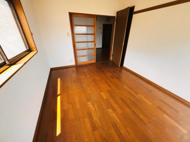 サンシャインハイツの洋室