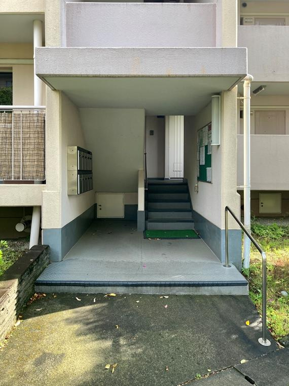 さつき住宅２５号棟のエントランス