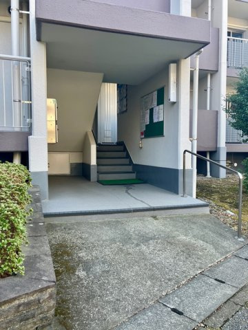 さつき住宅２５号棟のエントランス