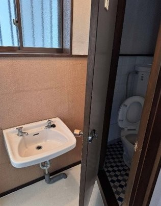 石原町　中古一戸建てのトイレ|手洗い場付き
■物件内覧・資金計画相談・住宅ローン相談、リフォーム相談、お問合せ受付中■
※当日・翌日のご内覧、ご相談はお電話でのお問合せがスムーズです！