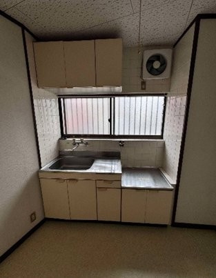 石原町　中古一戸建てのキッチン|キッチン　2ヶ所
■物件内覧・資金計画相談・住宅ローン相談、リフォーム相談、お問合せ受付中■
※当日・翌日のご内覧、ご相談はお電話でのお問合せがスムーズです！