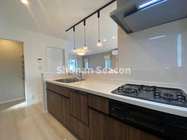 【キッチン】 | 対面式キッチンでお料理中でもご家族との会話が弾みます♪