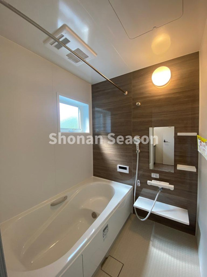 【浴室】 | 腰掛けられるタイプのステップ浴槽で半身浴も快適に。小さなお子様やお年寄りの方のご入浴も一層安心感がありますね。