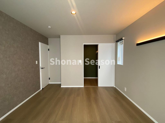 【洋室】 | アクセントクロスがおしゃれな洋室で気分も上がりますね♪