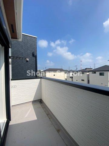 【バルコニー】 | 心地の良い陽光溢れる南向きバルコニーは洗濯物やお布団が干す事ができ、気持ちよく乾くのが嬉しいですね。