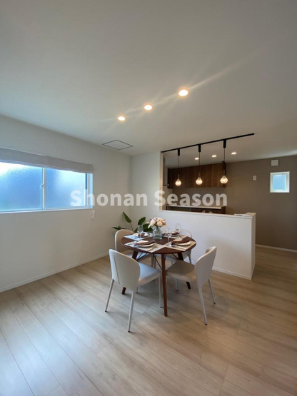 【居間・リビング】 | 木の温もりを感じながら生活できる全室フローリング！
汚れもサッと拭き取れるのでお掃除の手間が省けそうですね♪