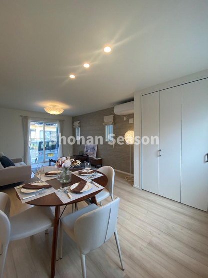 【居間・リビング】 | リビングにはパントリ－のほかにも、大容量の収納がございます◎