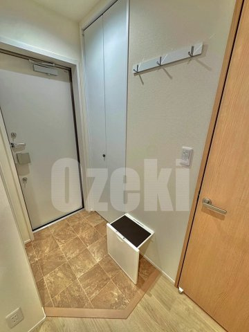 フォレストガーデンの玄関|玄関には腰かけイスが収納されており、必要に応じて立てることが出来ます♪
洋服掛けも必要に応じてフックを出すことが出来ます♪収納されているので場所を取らずに使用できます♪