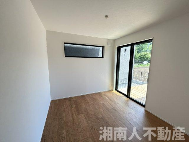 藤沢市大庭５１４２－２新築戸建の洋室|明るい洋室です