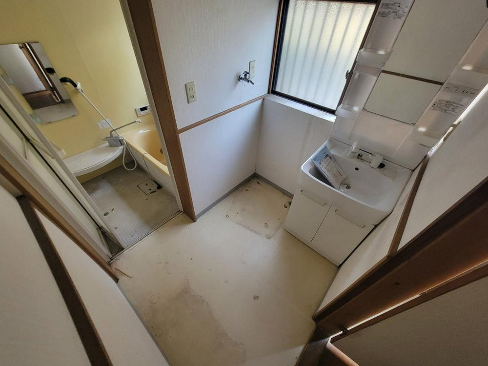 氷室台1丁目　中古一戸建ての脱衣所|洗濯機置き場
■物件内覧・資金計画相談・住宅ローン相談、リフォーム相談、お問合せ受付中■
※当日・翌日のご内覧、ご相談はお電話でのお問合せがスムーズです！