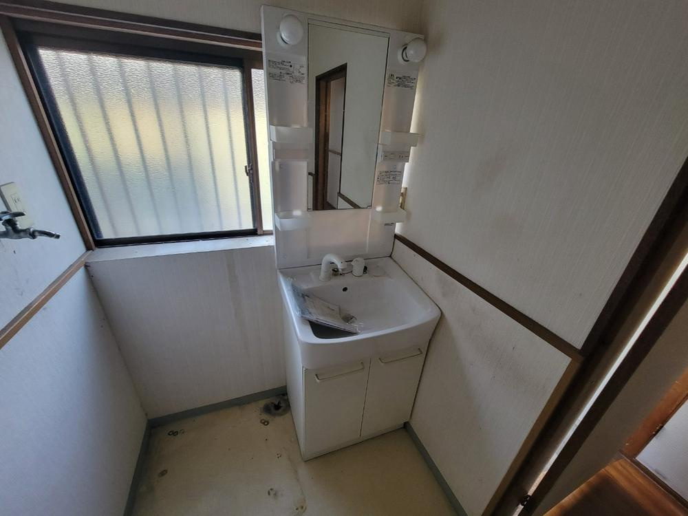 氷室台1丁目　中古一戸建ての独立洗面台|シャワー付き洗面化粧台
■物件内覧・資金計画相談・住宅ローン相談、リフォーム相談、お問合せ受付中■
※当日・翌日のご内覧、ご相談はお電話でのお問合せがスムーズです！