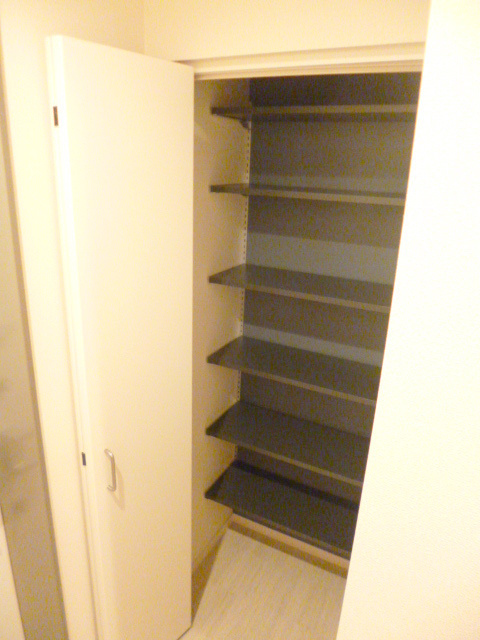 Ｐｕｅｏ明大前の玄関|★大型シューズＢＯＸあります★