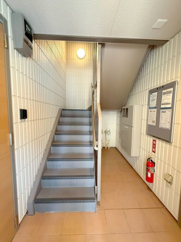 ＭＡＩＳＯＮ　ＣＯＮＴＲＡＩＬ　３６５　ペット共生のロビー|建物内階段