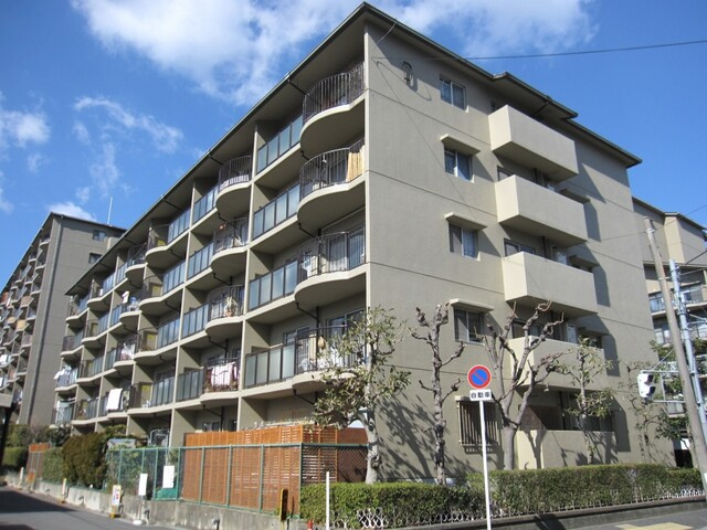 メゾン千里丘D棟の外観