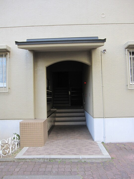 メゾン千里丘D棟の玄関