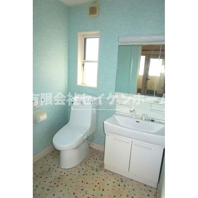 にっさい花みず木中古戸建のトイレ|ゆったりとした空間のトイレです