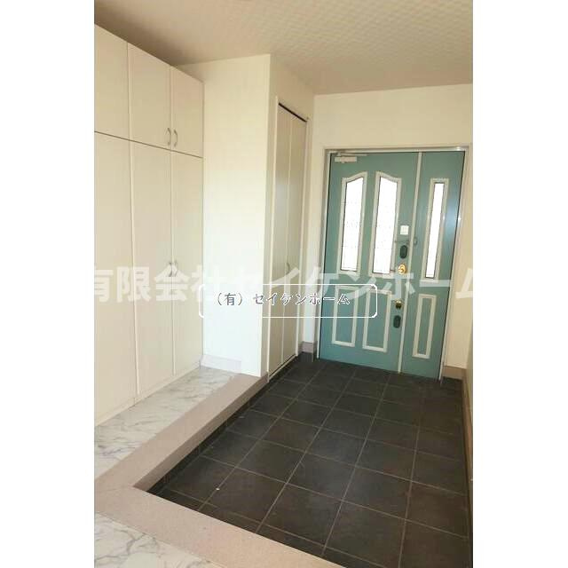 にっさい花みず木中古戸建の玄関|収納もある玄関です