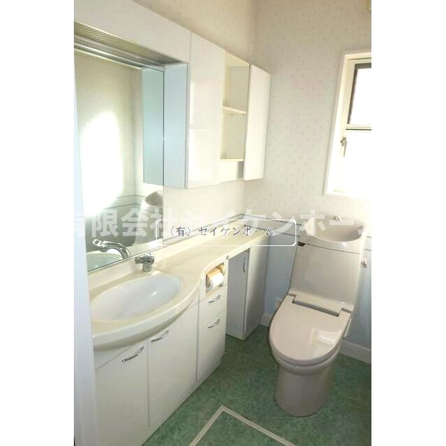 にっさい花みず木中古戸建のトイレ|ゆったりとした空間のトイレです