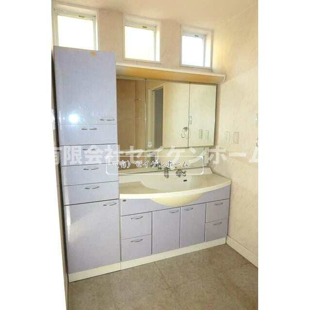 にっさい花みず木中古戸建の独立洗面台|独立洗面台あり、毎朝おしゃれに忙しい女性の方におすすめです