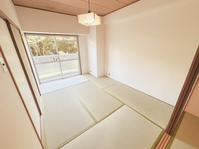 ■ほっと心が和む、畳の香りに包まれる和室。窓から差し込む自然光が心地よく、四季の移ろいを感じながら静かなくつろぎ時間を。