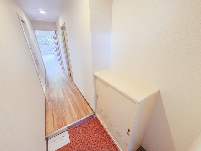 ■「行ってきます」と「ただいま」は、この玄関から始まります。ドアを開けると、清潔感のある室内がお出迎え。毎日の帰宅が楽しみになりますね。