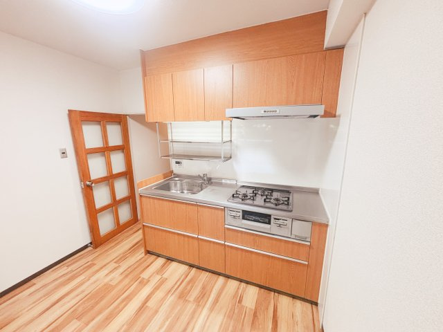 ■キッチンは機能性とインテリア性を重視しました。美しくしつらえた魅せるキッチンの思想を込めたので、リビングに溶け込むキッチンはクッキングタイムを優雅に演出します。