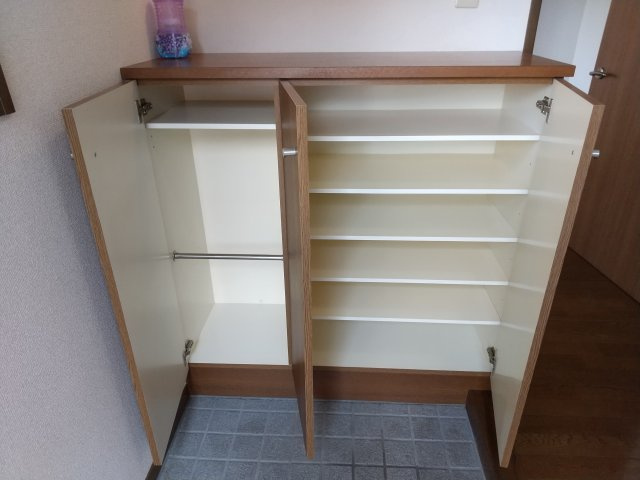 八戸市長根１丁目のアパートの収納