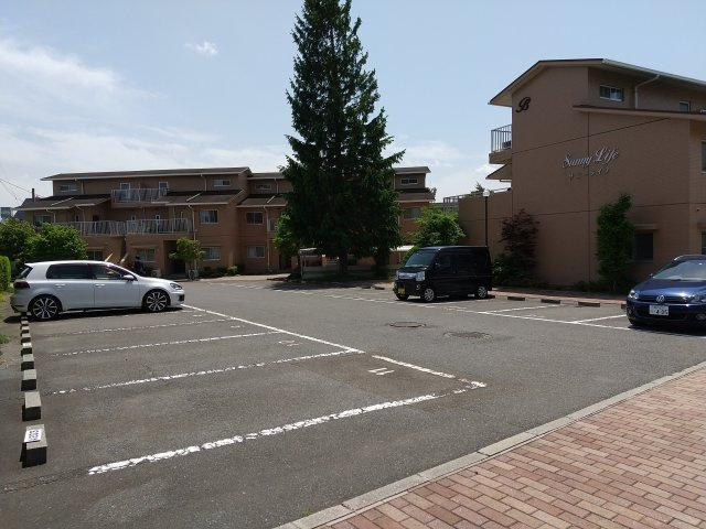八戸市長根１丁目のアパートの駐車場