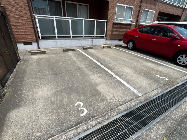 フローラⅡの駐車場