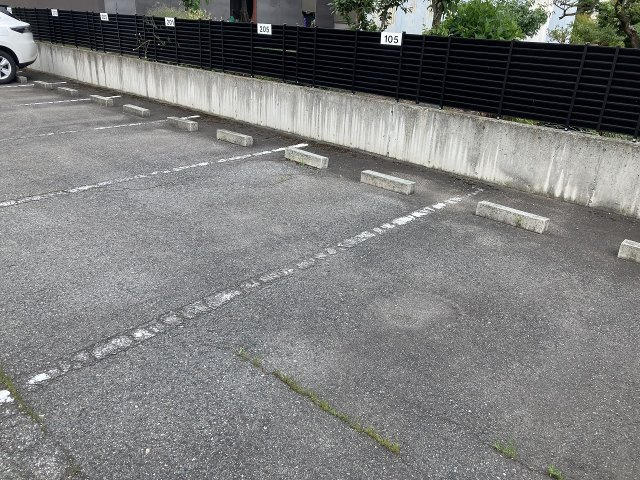 ウィル・モアNの駐車場