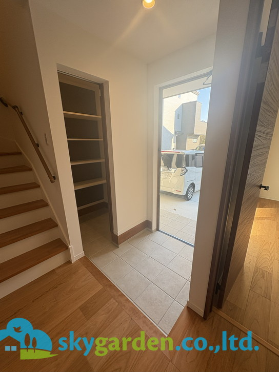 茅ヶ崎市萩園　新築戸建　全8棟3号棟の玄関|玄関横シューズクローク