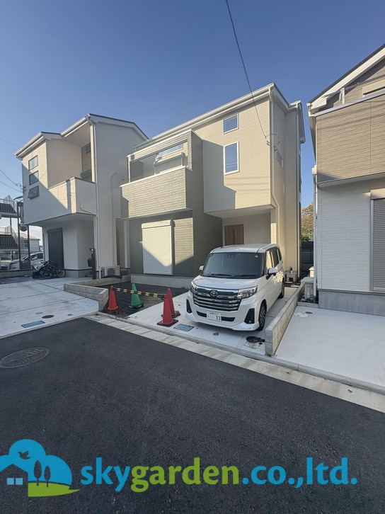 茅ヶ崎市萩園　新築戸建　全8棟3号棟の前面道路含む現地写真